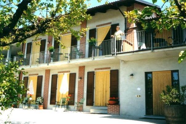 Agriturismo Le Viole Guest House Barolo Exterior photo